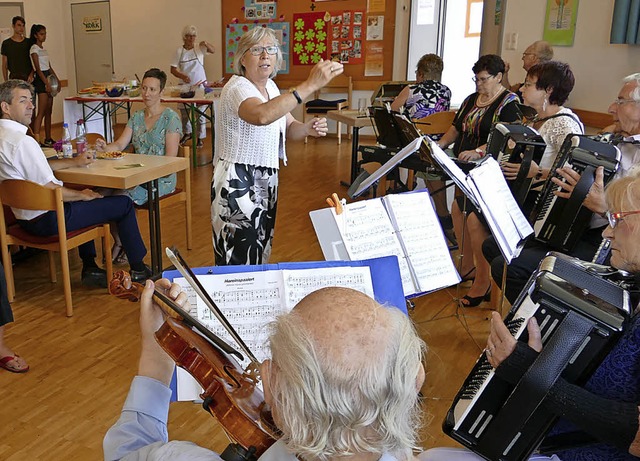 Das Bad Sckinger Orchester Sptlese u...e zum evangelischen Gemeindefest auf.   | Foto: Hrvoje Miloslavic