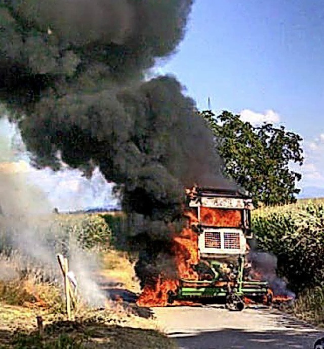 Eine Rundballenpresse in Flammen   | Foto: Feuerwehr Rheinhausen