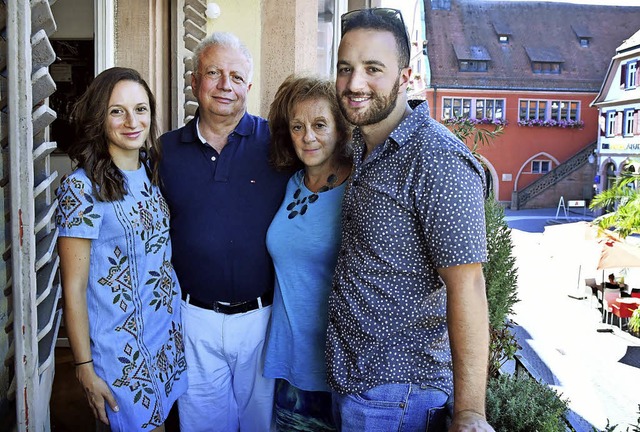 Sie stehen, wo ihre Verwandten standen...llen, Raquel und Lee Cohen (von links)  | Foto: Wolfgang Knstle