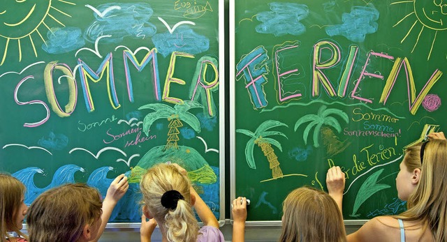 Zum Sommerferienbeginn findet im Schulhof ein groes Fest statt.  | Foto: dpa/Bianca Drrmeier