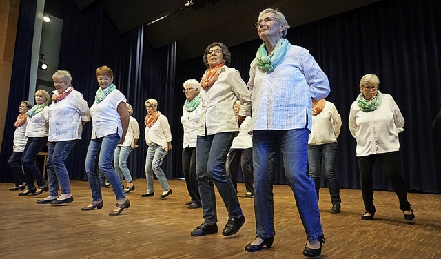 Tanzen hlt jung:  Seniorentanzgruppe ...eburtstagsfeier des Kreisseniorenrats.  | Foto: Julius Steckmeister