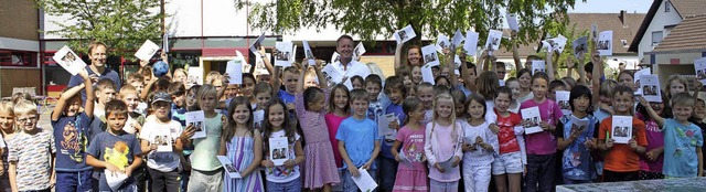 Die Kinder der Ringsheimer Grundschule...Ferienprogramme, die verteilt wurden.   | Foto: Adelbert Mutz