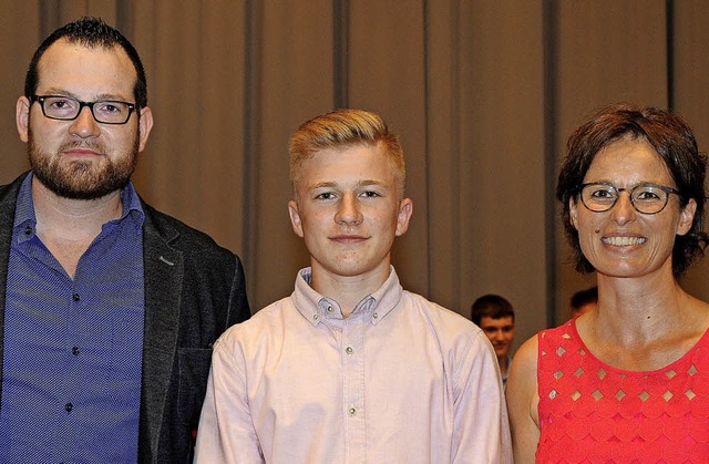 Marius Pfundstein (Mitte) zeigte Zivil...pzen erstmals einen Preis der Schule.   | Foto: Bettina Schaller