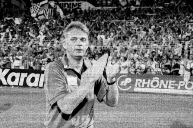 Volker Finke im August 1994 nach dem legendren 5:1-Sieg ber den FC Bayern.  | Foto: -