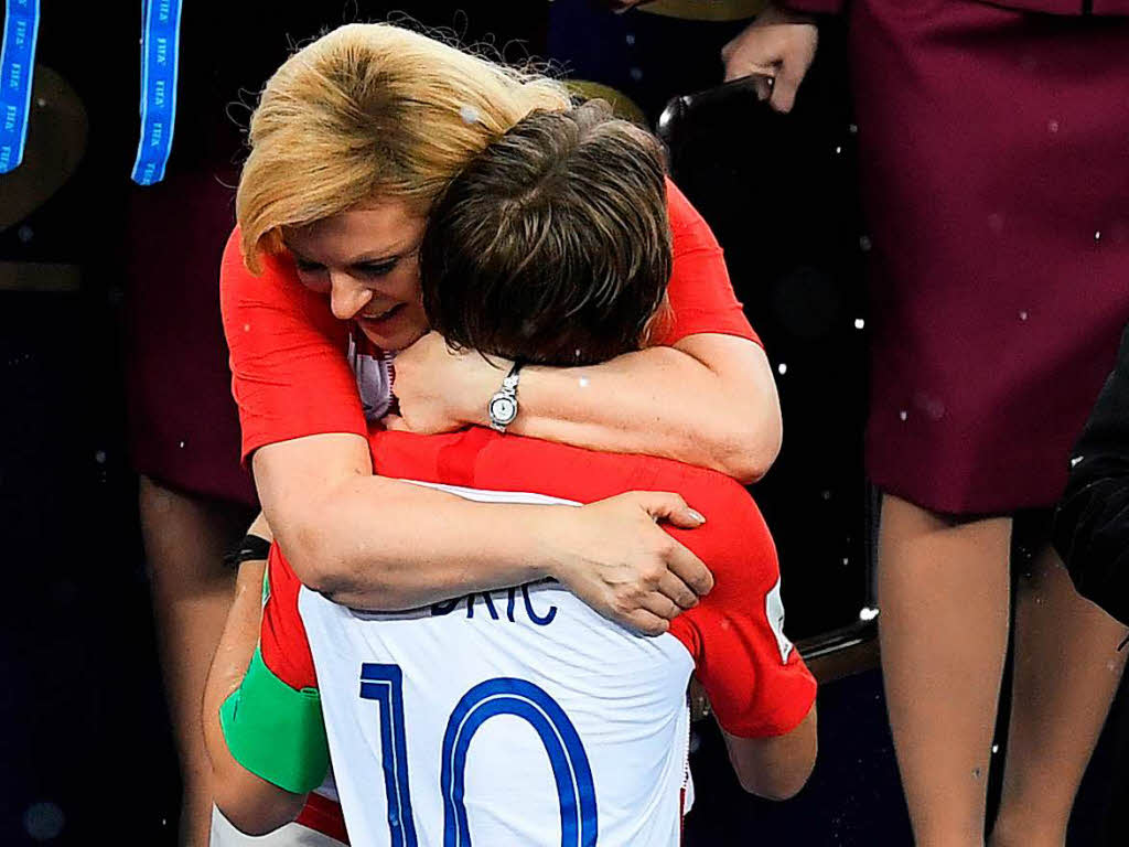 Bei der Siegerehrung umarmte Grabar-Kitarovic Kroatiens Spielmacher Modric – als sei er ihr Sohn.