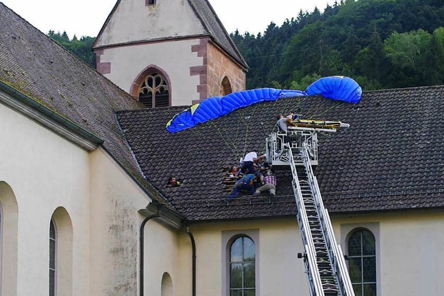 Rettungskrfte kletterten aufs Kirchendach, um den Jugendlichen zu behandeln.  | Foto: Kamera24