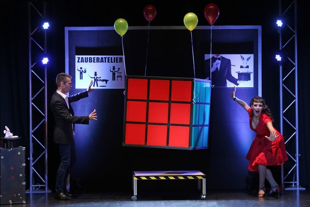 Bei seinem &#8222;Rubiks Cube Act&#822... seine Assistentin darin verschwinden.  | Foto: Michelle Spillner