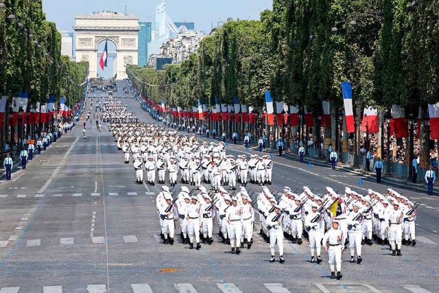 Die Champs-Elyses mit dem Triumphboge...ischen Nationalfeiertag am 14. Juli...  | Foto: AFP