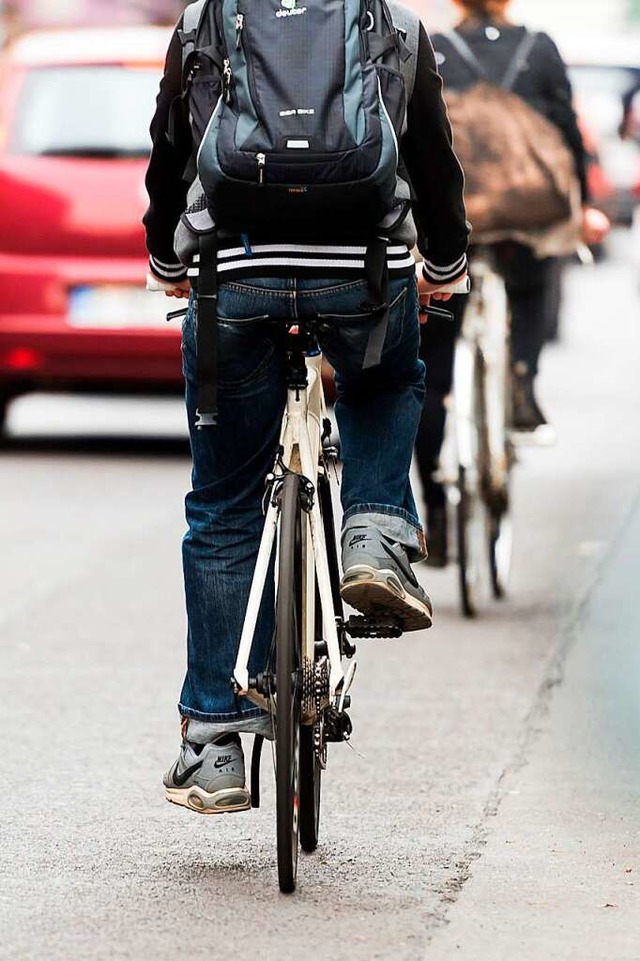 Als Radfahrer ist man im Straenverkehr immer der Schwchere.  | Foto: dpa-tmn