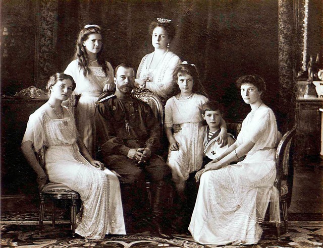 Zar Nikolai II. mit seiner Frau und den fnf Kindern  | Foto: Wikimedia Commons
