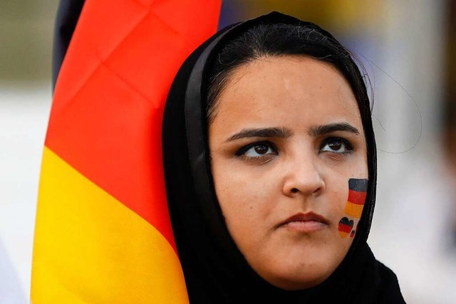 Diese Muslimin trgt Kopftuch und ist Deutschland-Fan.  | Foto: dpa