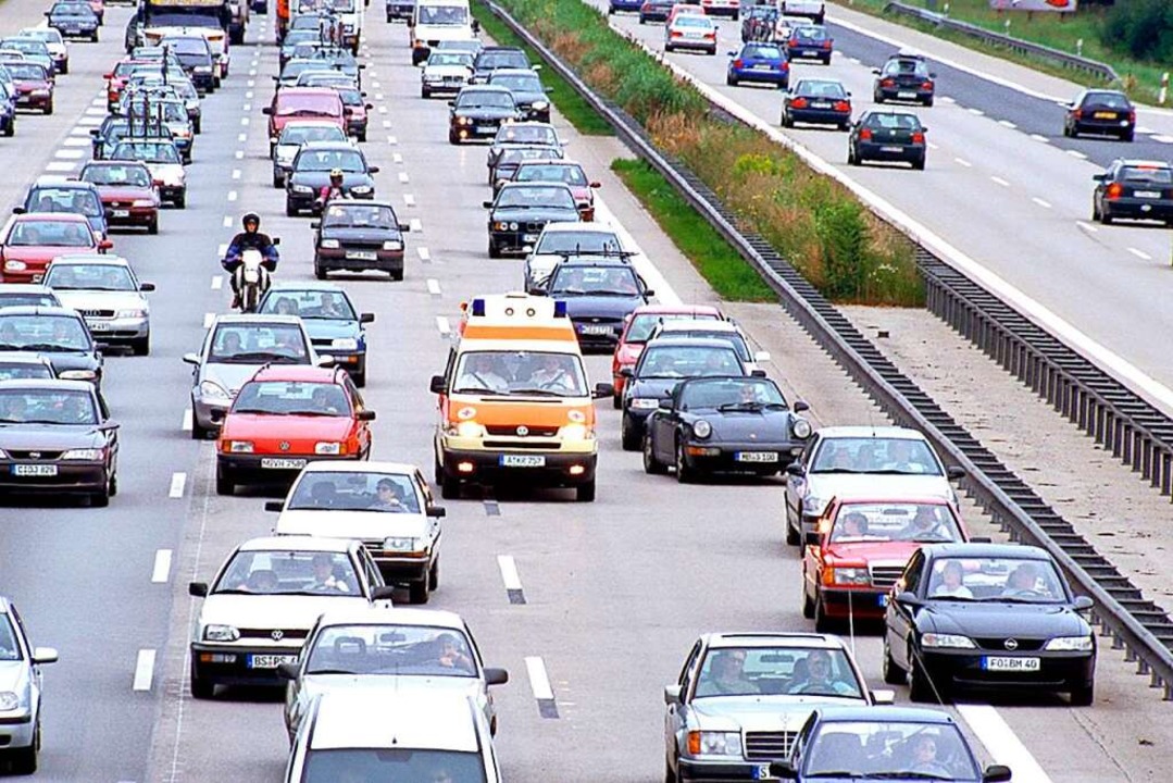Für die Rettungsgasse müssen Autofahrer auch mal auf den Grünstreifen fahren.  | Foto: ADAC