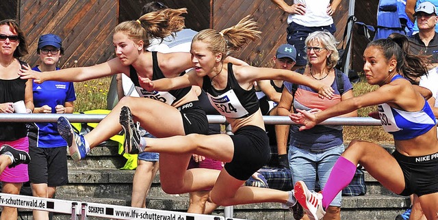 Beherzt ber die  Hrden liefen Lilli ...nger Teamkollegin Paula Birkenberger.   | Foto: ottmar heiler