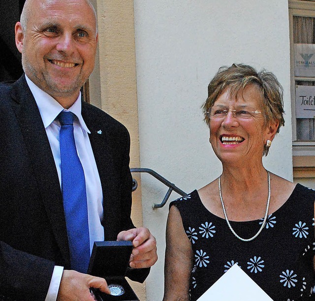 Der OB bergibt die Staufermedaille an Helga Sttzle.   | Foto: Jahn