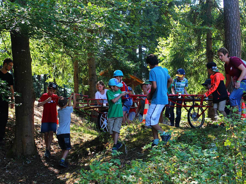 Gar nicht so einfach ist es, die Gebirgstrage ber Stock und Stein zu schieben, ohne die beiden darauf stehenden, mit Wasser gefllten Becher zu verschtten.  Der Wald am Wanderparkplatz in Bachheim bot beim Schulerlebnistag alle Mglichkeiten, die Schler fr die Natur zu sensibilisieren.