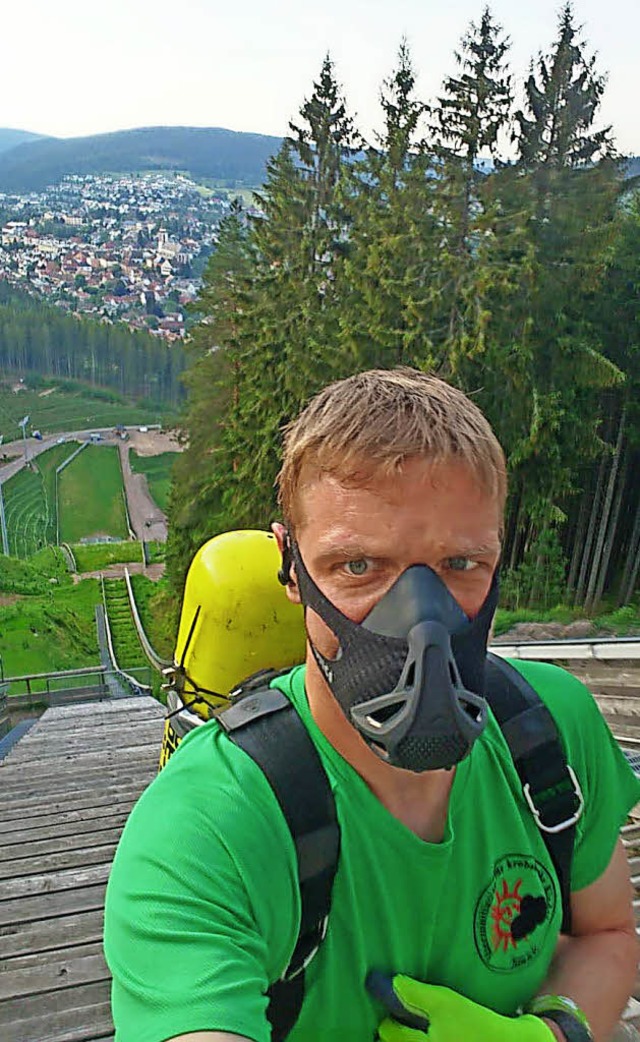 Mit einer Flasche der Feuerwehr bepack...une des fteren die Schanze nach oben.  | Foto: privat