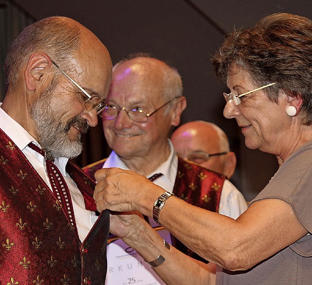 Gold fr Reinhold Meder und Silber fr...faff (von links), rechts Beate Endres   | Foto: GERT BRICHTA