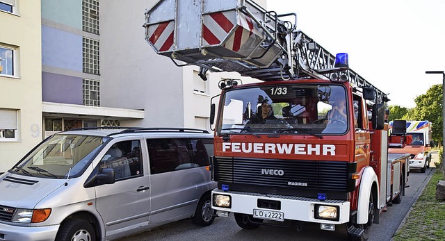 Das Drehleiterfahrzeug der Feuerwehr b...Engstellen fr die Rettungsfahrzeuge.   | Foto: Stefan Ammann