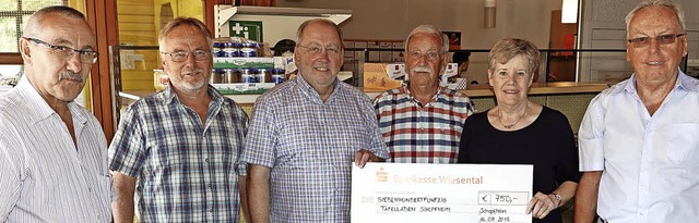 Fr den guten Zweck: Klaus Kessler (M...inen Scheck ber 750 Euro (von links).  | Foto: Hans-Jrgen Hege