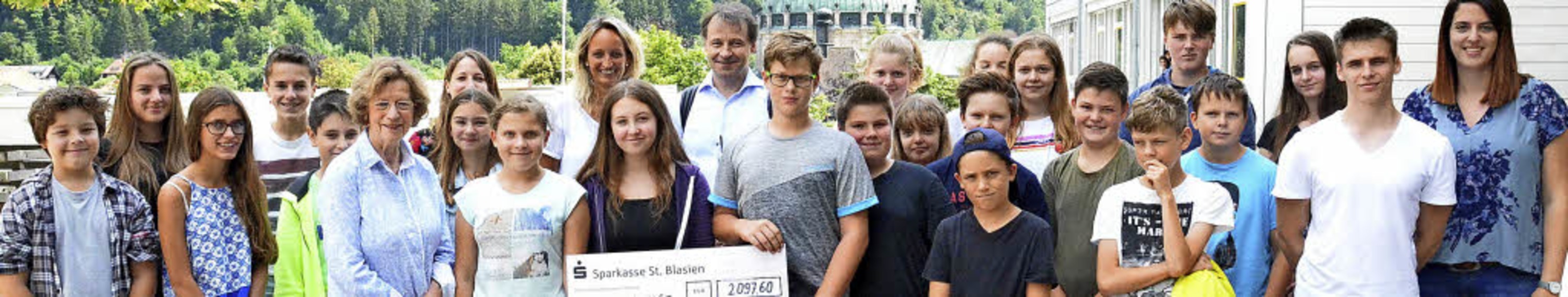 Die Schlervertreter, die SMV-Lehrerin... unterschiedlichen Aktionen gesammelt.  | Foto: Sebastian Barthmes