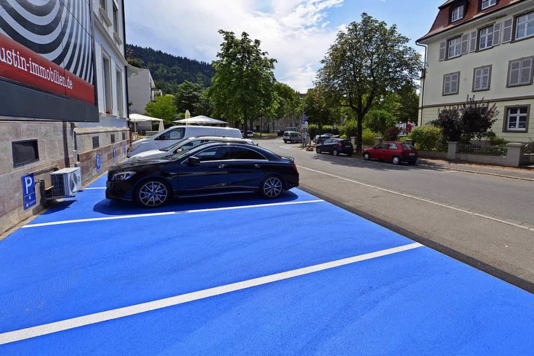 Kein Bußgeld, aber sie müssen weg: die blauen Parkplätze von Ralf Augustin.  | Foto: Michael Bamberger