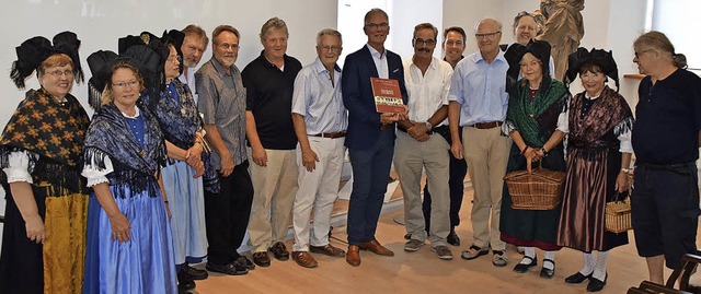 Trachtentrgerinnen und das Redaktions... mit Brgermeister Rainer Mosbach auf.  | Foto: Sarah Nltner