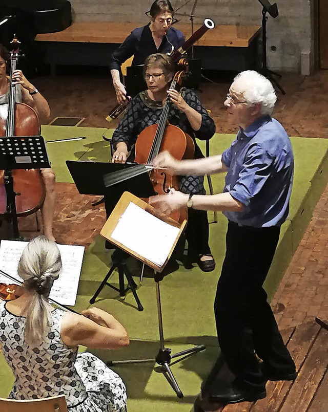 Uli Fhre dirigiert die Hrbilder, die...sang der Pfhle&#8220; vereinigt hat.   | Foto: Heidi Winkel-Hook