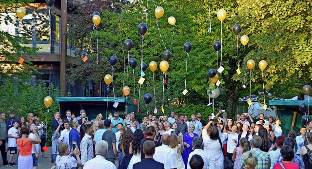 Mit vielen Wnschen fr die Zeit nach ...schule flogen die Ballons gen Himmel.   | Foto: Gerhard Lck