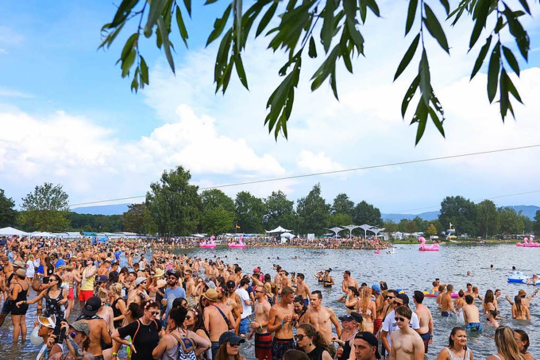 Tausende Menschen feiern auf dem &#8222;Sea You-&#8220;Festival am Tunisee.  | Foto: Miroslav Dakov