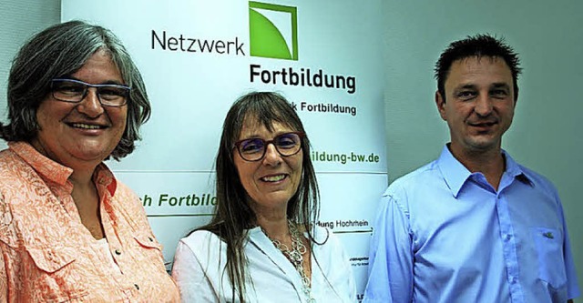 Christine Zeller, Monika Bektas und An...r die Weiterbildungsmesse im Burghof.   | Foto: Mink