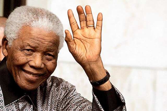 Mandela im Jahr 2008 &#8211; fnf Jahre spter starb er.  | Foto: dpa (2)/AFP
