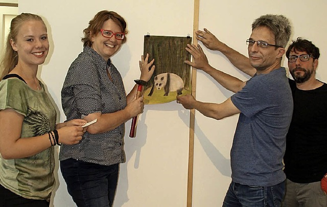 Viele Kunstwerke wollen aufgehngt wer...e Carmen Ltsch und Leah Bchle (FSJ).  | Foto: Weidling