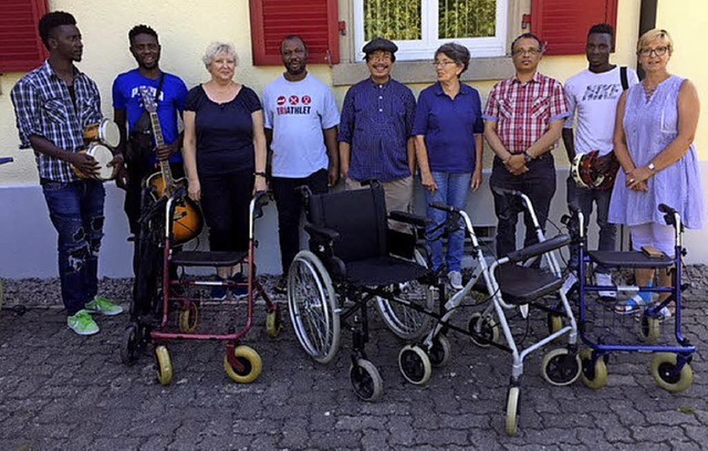 Oumar Bah, Lamin Saneh, Olga Grechana,...uhl- und Rollatorbergabe in Kandern.   | Foto: privat