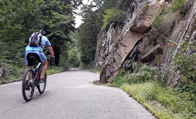 Beliebt bei Radfahrern ist trotz der S...ike passiert ein Mann einen Felssturz.  | Foto: Roland Gerard