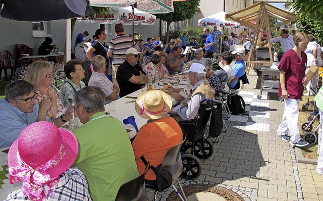 Den lngsten Tisch der Stadt gab es be...est im St. Laurentiusheim in Bonndorf.  | Foto: heidi Rombach