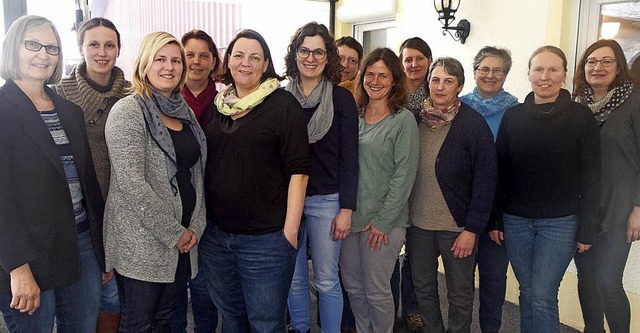 Exkursionsteilnehmerinnen auf dem Feri...riebsleiterin Martina Walter (rechts)   | Foto: Landratsamt