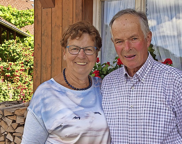 Inge und Ernst Stiegeler vor ihrem Hof...d (links) die schnen Fuchsienstmme.   | Foto: Ulrike Jger