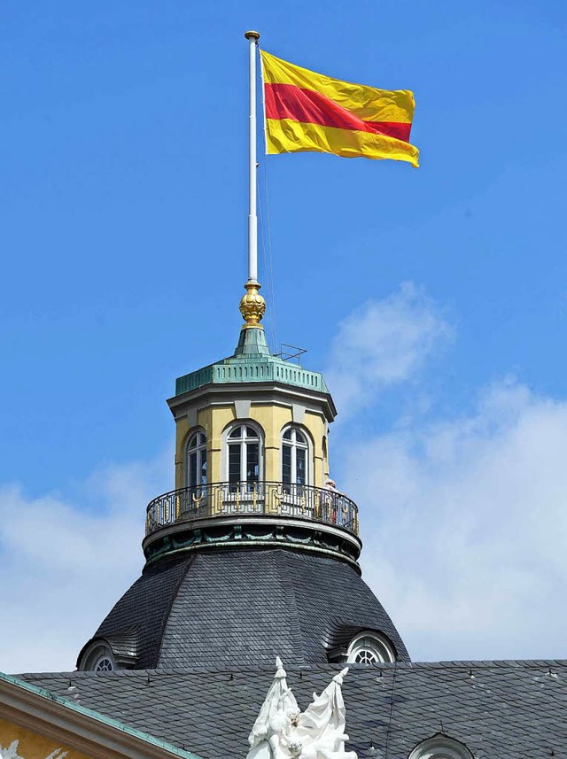 Auf dem Schloss Karlsruhe weht wieder die badische Flagge.  | Foto: dpa