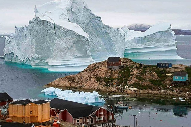 Der Eisberg steckte bis zum Wochenende vor Innaarsuit fest.  | Foto: dpa