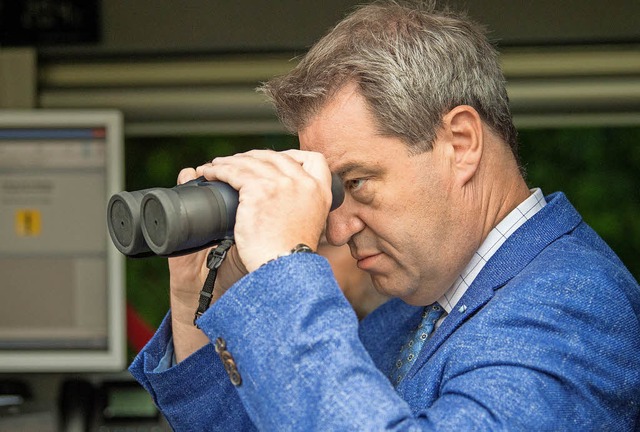 Ministerprsident Markus Sder  schaut...zkontrolle durch ein Nachtsichtgert.   | Foto: DPA