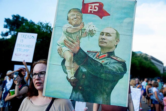 Die US-Opposition und diese Demonstran... sehen Trump als Marionette des Kreml.  | Foto: dpa