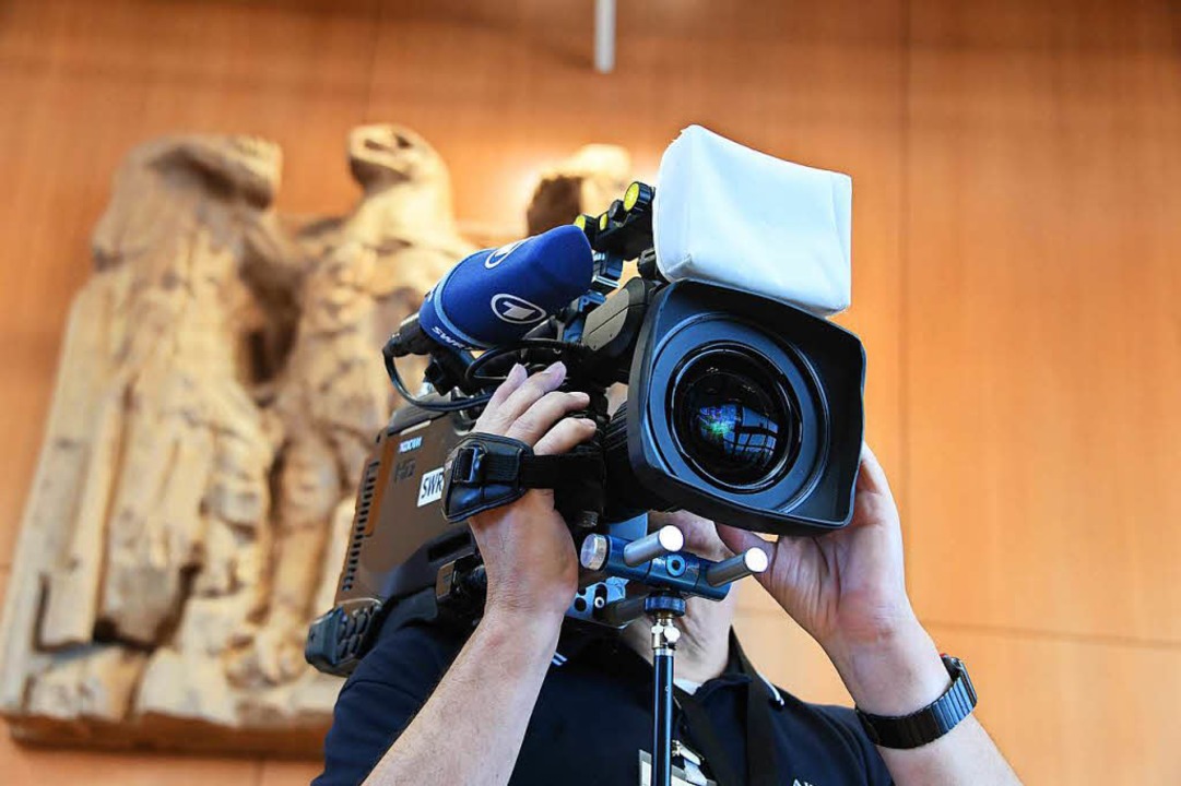 Ein Kameramann des SWR filmt am Mittwo...n grundstzlich fr zulssig erklrt.   | Foto: dpa