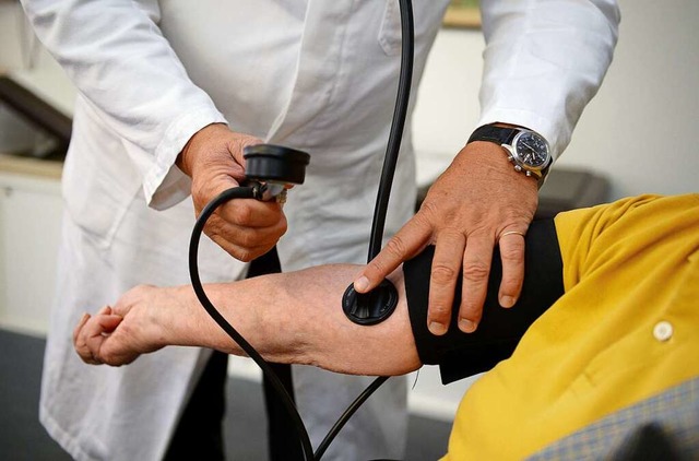 Ein Arzt misst den Blutdruck eines Patienten.  | Foto: dpa