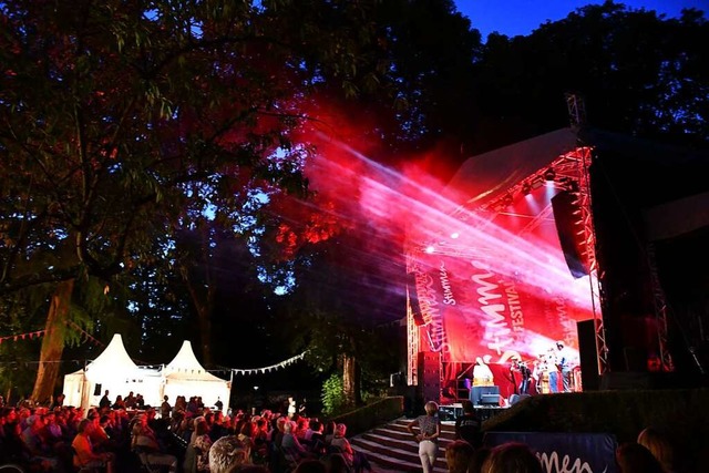 Stimmen taucht den Rosenfelspark in rotes Licht.  | Foto: Barbara Ruda