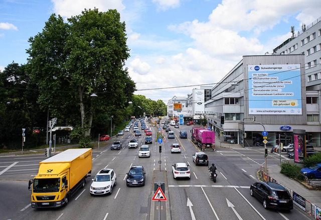 Autos fahren am Neckartor: In Stuttgar...s der Euro-Abgasnorm 4 und schlechter.  | Foto: dpa
