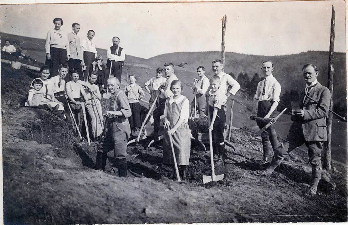 Viele Helfer bauten 1926 am Fundament des heutigen Berglusthauses.  | Foto: Manfred Metzger (Repro)