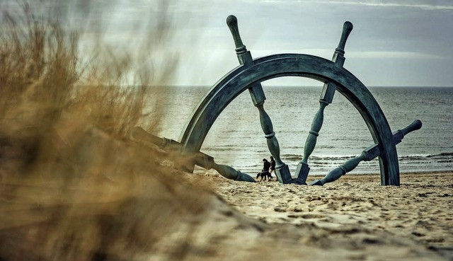 Kunst  am Strand:  das Navigator Monum...fischende Frauen gegrndet   (unten).   | Foto: Jimmy Kets/David Samyn (Wesstoer), Claudia Diemar