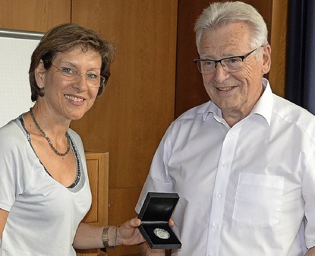 Marion Dammann berreichte Heinz Intveen die Staufermedaille.   | Foto: Daniel Gramespacher