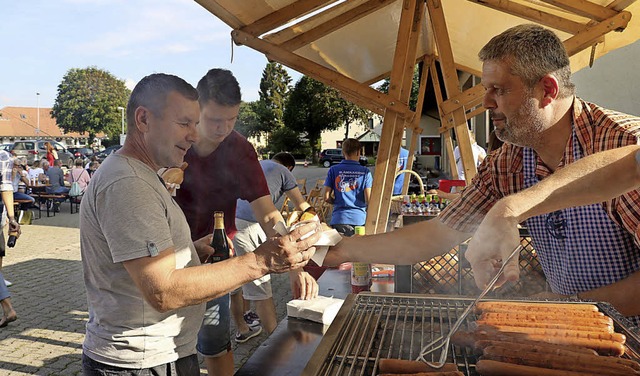 Brgermeister Michael Scharf und Haupt... die polnischen Migranten zu bewirten.  | Foto: Martha Weishaar