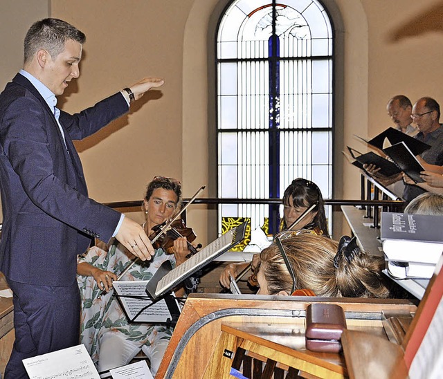 Dirigent Andreas Mlder und die Konzer...bei der Auffhrung der Nicolai-Messe.   | Foto: Georg Diehl